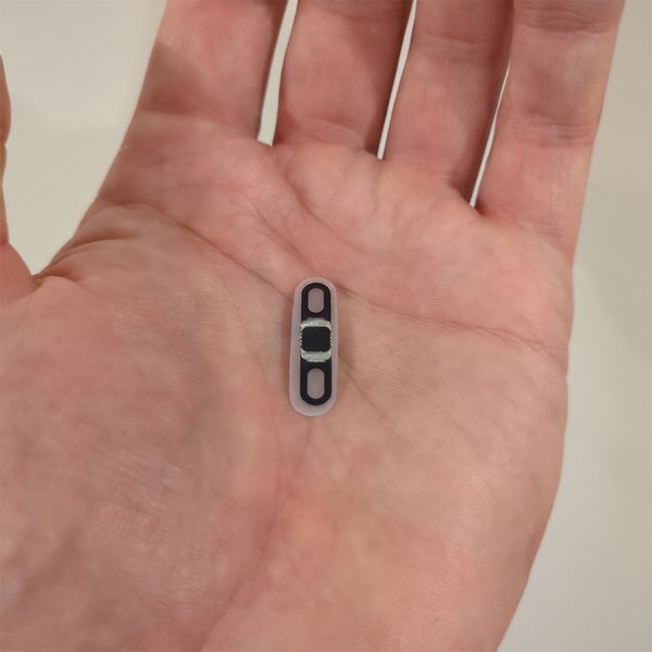 手のひらに載せたApex Narrow。爪ほどの長さの、薄い黒いバイオポリマー製の細長い板
